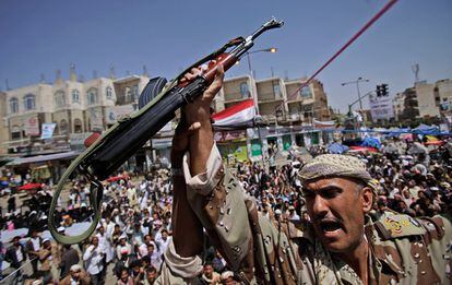 Un oficial yemení empuña su AK-47, al tiempo que arenga a los manifestantes antigubernamentales en Sanaa.