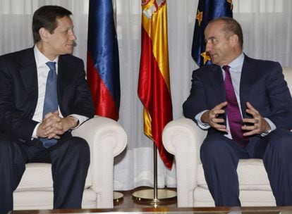 El ministro de Industria, Miguel Sebastián (dcha.), durante la reunión que ha mantenido en Madrid con el vicepresidente ruso, Alexander Zhukov.