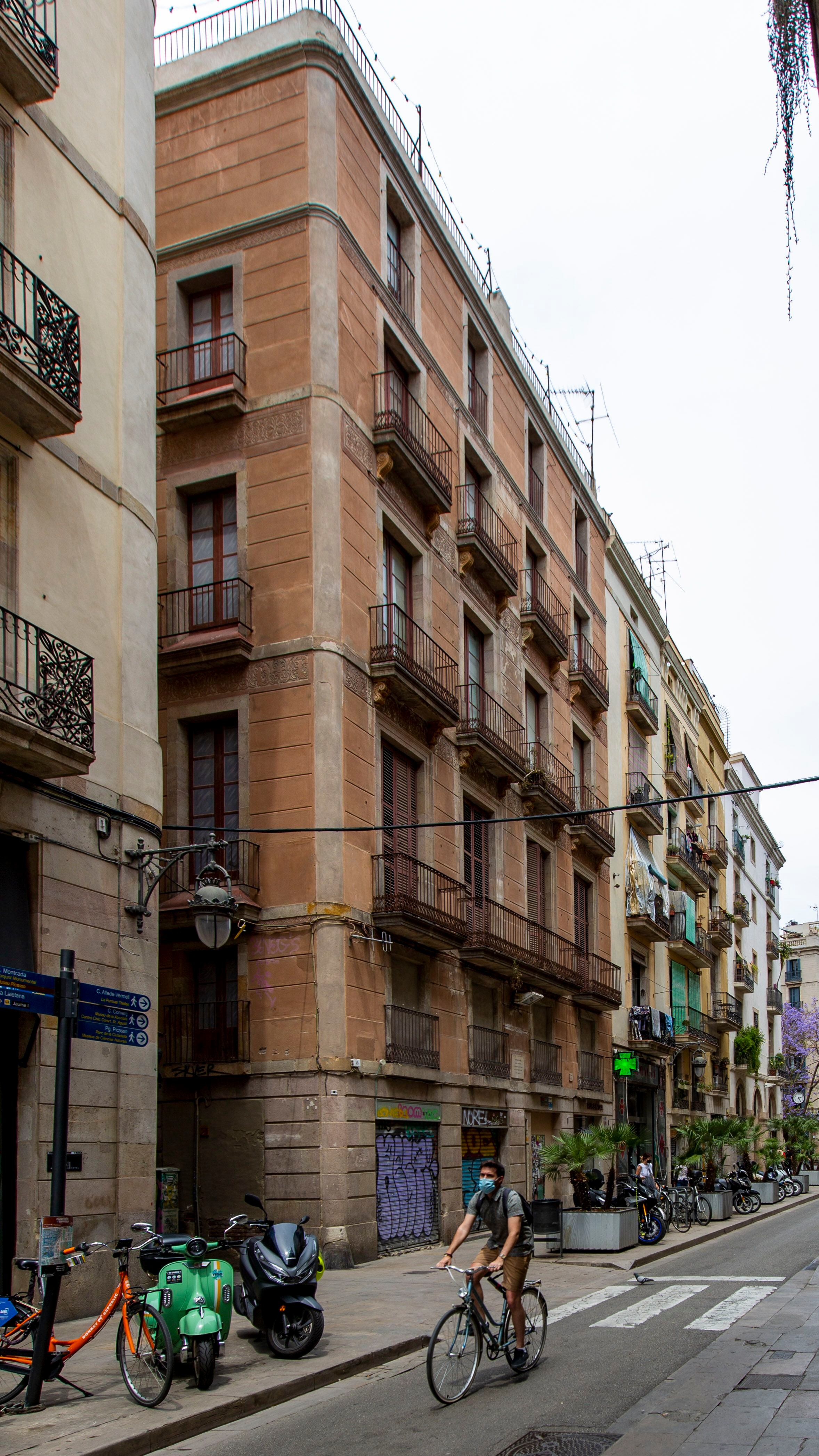 El número 37 de calle Princesa de Barcelona donde nació Rusiñol, tapiado a la espera de un futuro mejor. 