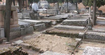 Estado en que se encuentran algunas tumbas del cementerio civil de La Almudena. 
