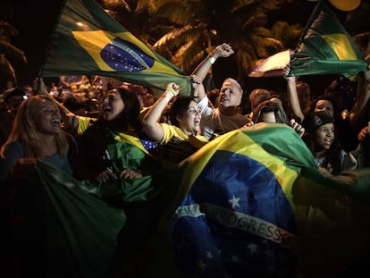 Seguidores de Bolsonaro celebran su victoria la semana pasada ante la residencia del ultraderechista en Rio de Janeiro