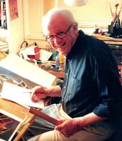 Ralph McQuarrie, trabajando en algunos de sus dibujos para &#039;Star wars&#039;.