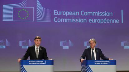 Los comisarios Valdis Dombrovskis (izquierda) y Paolo Gentiloni, durante una rueda de prensa en Bruselas el 18 de mayo.