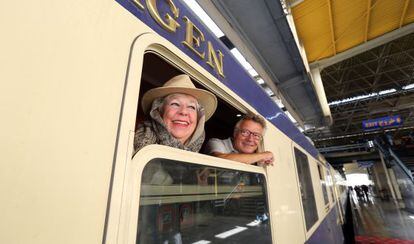 Turistas se asoman a la ventana de un tren de lujo a su llegada a Teher&aacute;n desde Budapest en octubre pasado. 