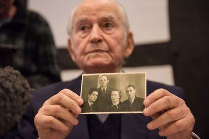 Leon Schwarzbaum, superviviente de Auschwitz muestra una fotografía de su familia, que murió en el campo nazi, este jueves en una rueda de prensa en Detmold.
