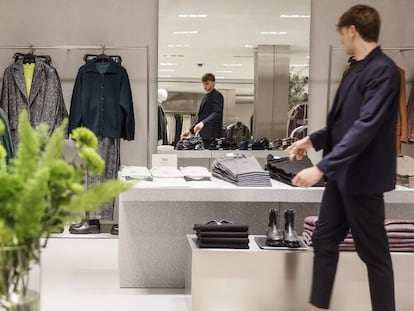 Un trabajador de Inditex en el interior de la tienda de Zara del Boulevard Austria, en Valencia.