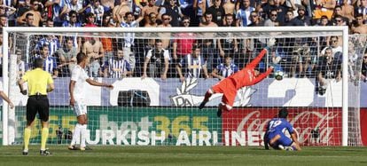 El centrocampista del Alavés Manu García (d) marca gol ante el portero del Real Madrid Keylor Navas.
