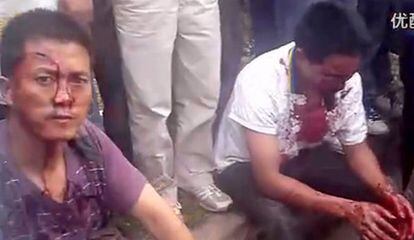 Imagen de un vídeo colgado en el sitio chino Youku.com que muestra a dos heridos en una revuelta callejera en Anshun (Guizhou).