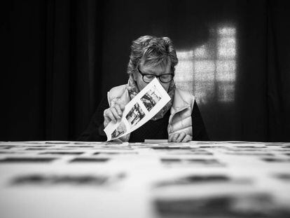 La fotoperiodista Joana Biarnés classificant el seu arxiu analògic.