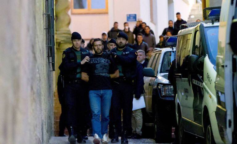Agentes de la Guardia Civil trasladan Norbert Feher, Igor el Ruso, a su salida de los juzgados de Alcañiz (Teruel).