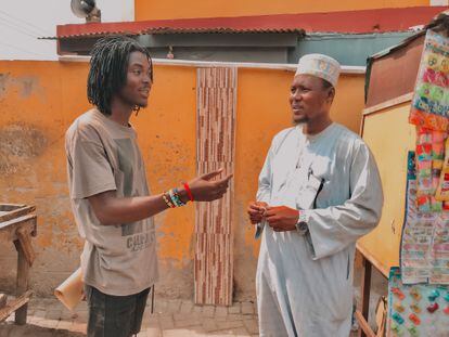 El joven cristiano Foster Agbadoku (izquierda) charla con Zakaria Tahuahiru, secretario general del Instituto de Investigaciones Islámicas de Nima (Accra).