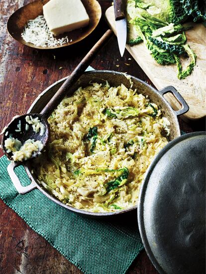 Exuberancia vegetariana. recetas de la chef británico-iraní Sabrina Ghayour. En la imagen, Arroz con limón, pimienta negra,
queso pecorino y repollo