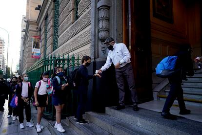 Alumnos hacen fila para entrar a la escuela en Buenos Aires.
