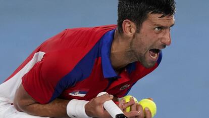 Djokovic reacciona durante la semifinal contra Zverev en el Ariake Tennis Park.Patrick Semansky (AP)