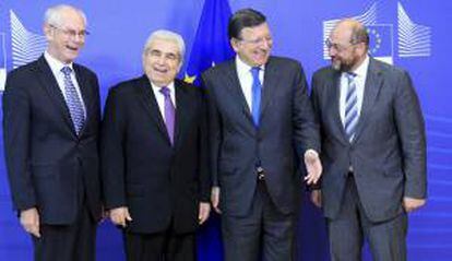 Los presidentes de la Comisión Europea, José Manuel Durao Barroso (2-d), del Consejo Europeo, Herman Van Rompuy (i), del Parlamento Europeo, Martin Schulz (d) y de la presidencia de turno de la UE, Dimitris Christofias (2-i).