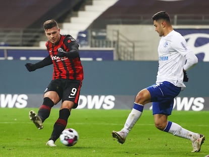 Jovic marca su segundo gol contra el Schalke 04 este domingo en Frankfurt.