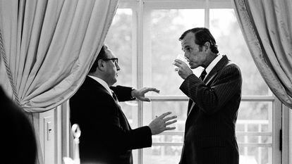 Henry Kissinger, entonces secretario de Estado con el presidente Gerald Ford (sustituyó a Richard Nixon tras renunciar días antes), conversa el 28 de agosto de 1974 con George Bush, entonces Jefe de la Oficina de Enlace de Estados Unidos con la República Popular China, en la Casa Blanca.