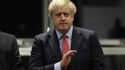 Boris Johnson aplaude durante el recuento electoral de su distrito, Uxbridge y South Ruislip 