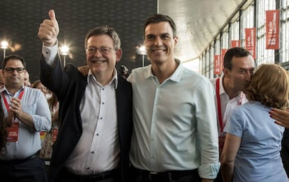 El presidente de la Generalitat, Ximo Puig, y el líder del PSOE, Pedro Sánchez, momentos antes de comenzar el congreso del PSPV.