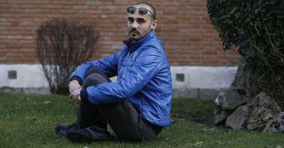Daniel Jiménez junto al edificio en que vive en Madrid.