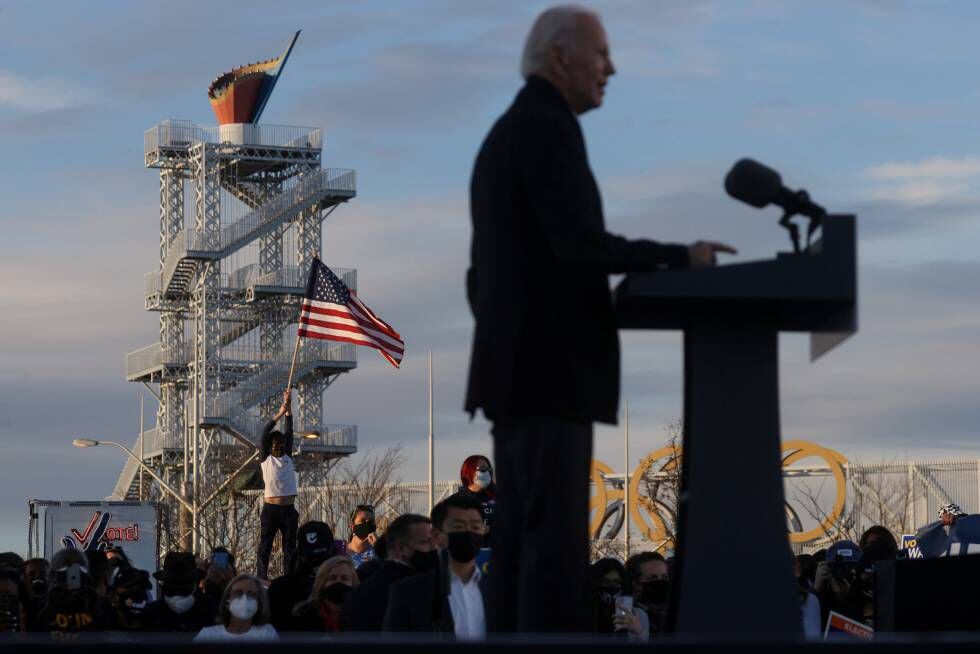 Joe Biden se dirige a sus partidarios durante un acto de campaña de las elecciones de Georgia, este lunes.