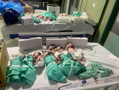 Recién nacidos alineados en una cama después de haber sido sacados de las incubadoras, en el hospital de Al Shifa, en Gaza.