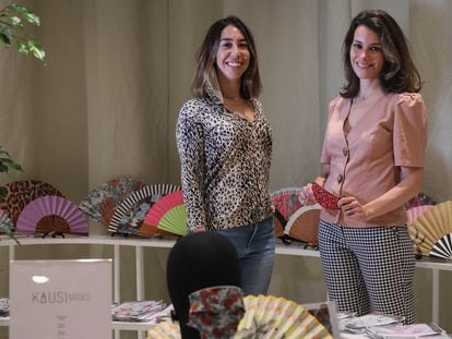 Alejandra Arias (izquierda) y Laura Corces, propietarias de Kausi, dedicada al diseño de abanicos y mascarillas, en su tienda del centro comercial ABC de Serrano.