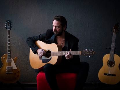 El cantante, compositor y guitarrista Litus en el estudio de grabación Music & Team, Madrid.