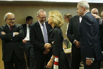 La vicepresidenta, Elena Salgado, con los consejeros de Hacienda de las comunidades. A la derecha, el vicepresidente Manuel Chaves.