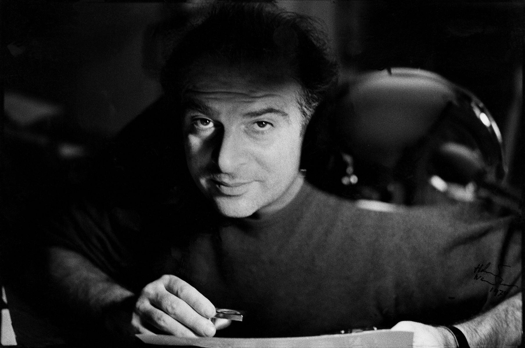 Frank Horvat fotografiado por Helmut Newton en 1965 en París.