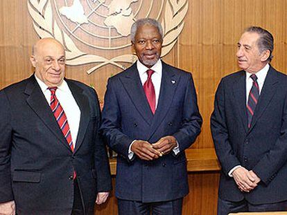 Kofi Annan, flanqueado por Rauf Denktas (izquierda) y Tassos Papadopoulos.
/ REUTERS