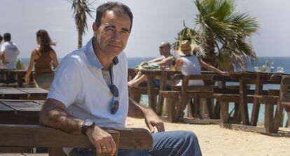 El alcalde socialista de Barbate (Cádiz), Rafael Quirós, en la playa de Zahora del municipio. 