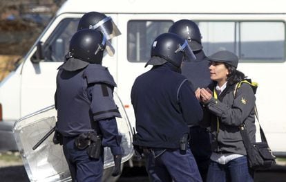 Patricia Fernández, abogada de San Carlos Borromeo, habla con los policías para intentar que le muestren las órdenes. Son dos autos. Uno de ellos, del Juzgado de Instrucción número 36, alude a una "ocupación ilegal" y acuerda "el desalojo" de los terrenos. No sale ni una vez la palabra "derribo" en el papel judicial, recalcan los voluntarios, que aseguran que es la primera vez que se tiran abajo chabolas por una actuación de los propietarios.