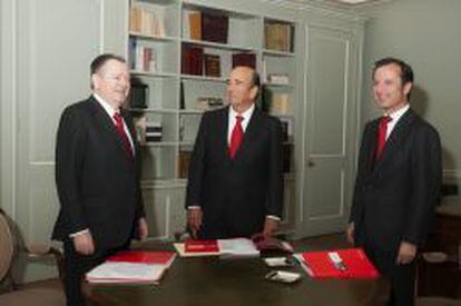 El presidente de Banco Santander, Emilio Botín, flanqueado por el exconsejero delegado de la entidad, Alfredo Sáenz (izquierda), y su sucesor, Javier Marín