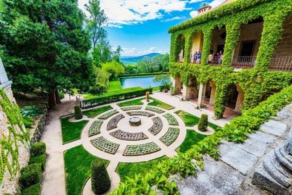 El jardín de Caballerizas y la galería del Emperador en el monasterio de Yuste, en la provincia de Cáceres.