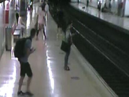 Rescate en el Metro de Madrid: un policía saca de la vía a un hombre cuando el tren entraba en la estación de Embajadores