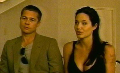 Una imagen de vídeo de Brad Pitt y Angelina Jolie mientras hablan con un reportero en Namibia.