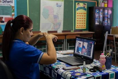 La maestra Luz Marina Giménez da una clase virtual a sus alumnos en Asunción, Paraguay, el 24 de marzo de 2021.