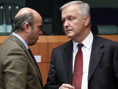 Luis de Guindos, ministro de Econom&iacute;a, con Olli Rehn, comisario europeo en Bruselas.