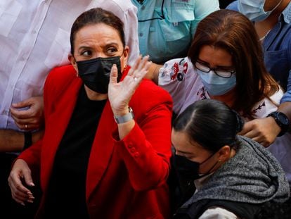 La presidenta electa de Honduras Xiomara Castro saluda a su llegada a la sede del Congreso Nacional este domingo en Tegucigalpa.