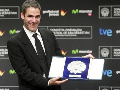 El director Fernando Eimbcke muestra la Concha de Plata al mejor director, tras la gala de clausura de la 61 edición del Festival Internacional de Cine de San Sebastián.