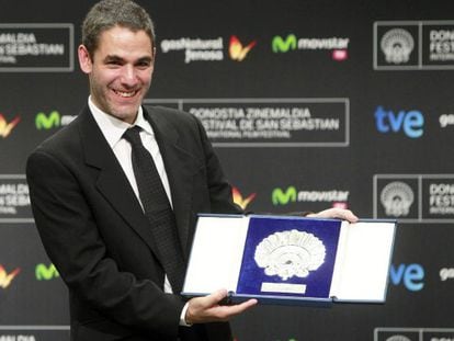 El director Fernando Eimbcke muestra la Concha de Plata al mejor director, tras la gala de clausura de la 61 edici&oacute;n del Festival Internacional de Cine de San Sebasti&aacute;n.