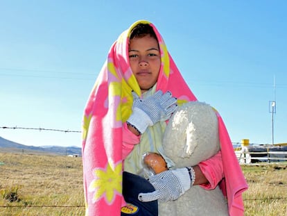 La venezolana Yineska Vicuña a su paso por el Páramo de Berlín, en Norte de Santander (Colombia).