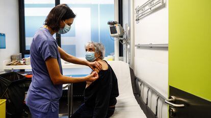 Una enfermera administra la primera dosis de la vacuna de Pfizer en un hospital de París, el 2 de enero.