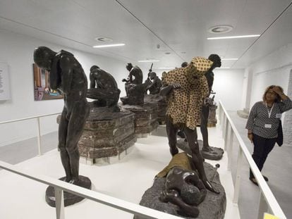 El hombre leopardo junto a otras estatuas en el depósito de esculturas del museo de África, este miércoles.