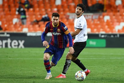 Messi ante Guedes, en la visita del Barcelona a Mestalla.