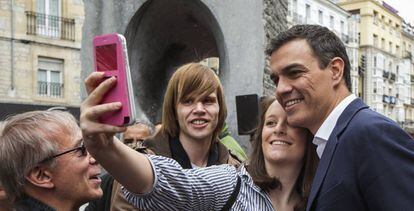 Sánchez se hace un selfie con una joven en Vitoria el pasado lunes.