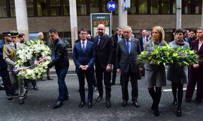 De izquierda a derecha (en el centro de la imagen) Valls, primer ministro francés, Michel, primer ministro belga, y Juncker, presidente de la Comisión, este miércoles en Bruselas.