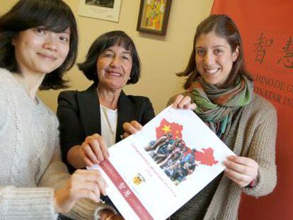 De izquierda a derecha, la profesora Jie Shen, la directora del Instituto Chino de Gipuzkoa, Miren Gabilondo, y la monitora Ainhoa Urmeneta, muestran el folleto de las colonias.