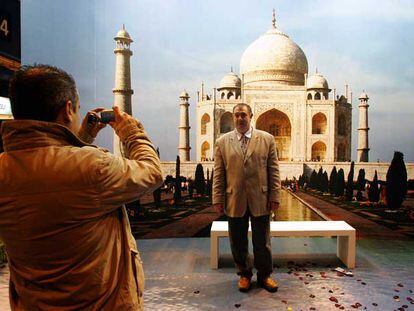 Un visitante se fotografía delante de un mural del Taj Mahal durante Fitur 2006.